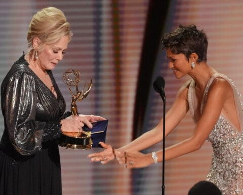 Jean Smart makes Emmy history with fifth straight 'Hacks' win