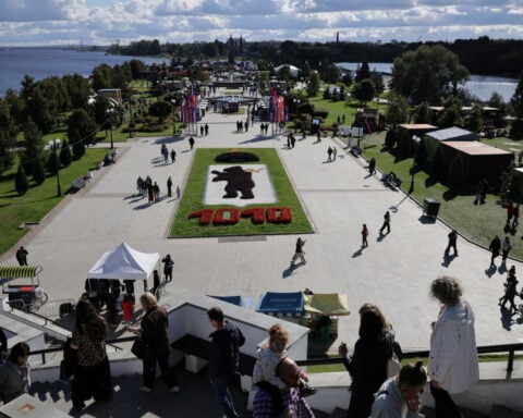 Russians make the best of a struggling economy before vote