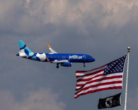FAA boss set to discuss air traffic reform as airlines urged to better handle delays