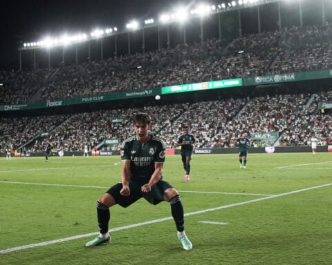 Real Madrid pulls off late La Liga win after squandering 2-goal lead at Elche. Mbappé scores again