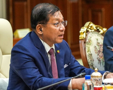 Malaysia PM to offer to host Myanmar's Min Aung Hlaing in deal for Rohingya return