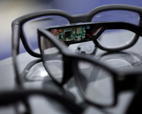 Australia considers banning the use of smart glasses in government buildings