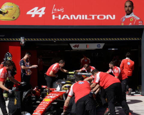 Lewis Hamilton denies he's sought to replace any staff at Ferrari as his F1 title bid fades