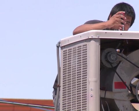 Parents and student complaining about hot classrooms at APS