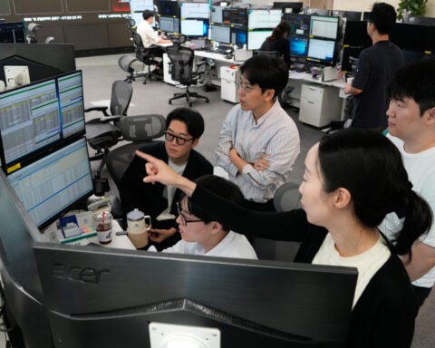 Asian shares mostly rise, cheered by a US rally and easing oil prices