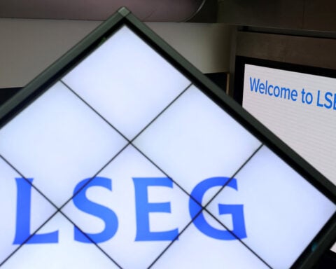 London's FTSE 100 retreats as banks, energy weigh but eyes weekly rise