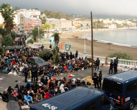Spanish police launch operation to clear Ceuta migrants off beach