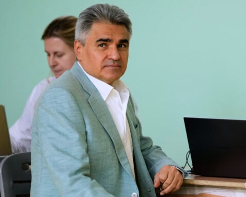 Russian election observer loses consciousness during arrest by police, opposition party says