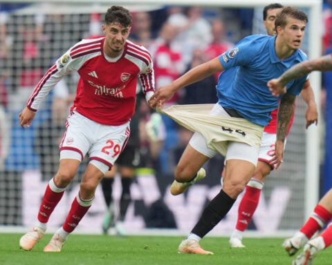 Arsenal loses for first time in Premier League title defense as Tottenham's struggles continue