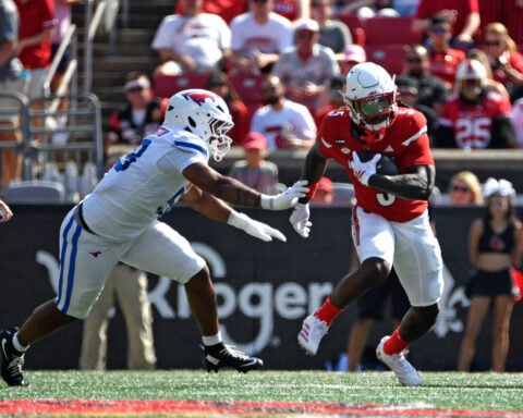 Big plays late push No. 23 Louisville past No. 16 SMU, 41-31