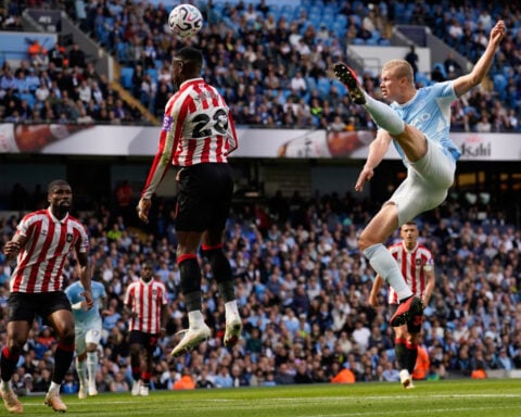 Man City wins 8-goal thriller against Sunderland to move clear at top of Premier League