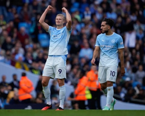 Atletico Madrid beats 10-man Real Madrid 2-1 in derby, Man City outlasts Sunderland in England