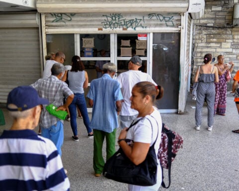 As lines grow at banks, Cuba tiptoes away from communism but stability seems distant