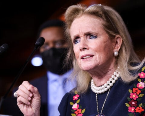 US lawmakers urge Trump to maintain ban on Chinese automakers