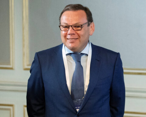 Latvian PM opposes deal to lift sanctions on Russia-linked billionaires Usmanov and Fridman