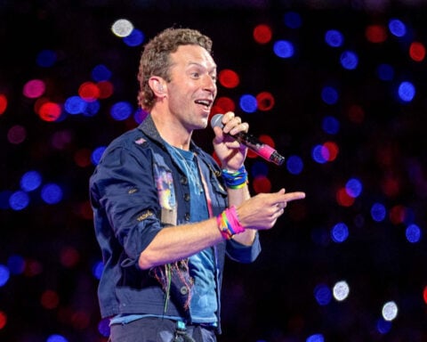 Street musician unknowingly duets with Chris Martin on Coldplay song