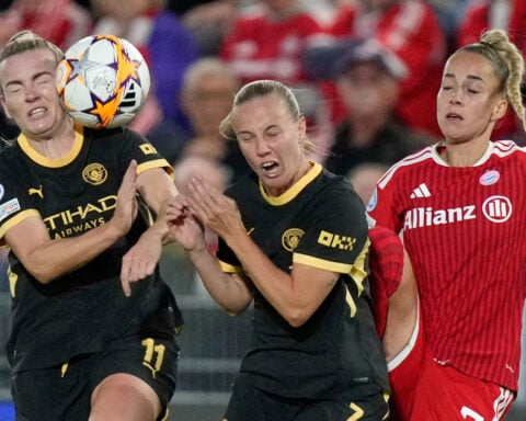 Man City salvages draw at Bayern Munich in return to the Women's Champions League. Arsenal wins late
