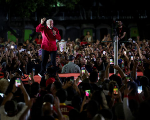 Brazil's Lula, Flavio Bolsonaro remain tied in runoff scenario, Atlas poll shows