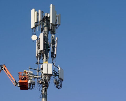Verizon to invest $70 million in AI training effort