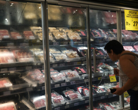 Brazil central bank sees inflation near target at key horizon, trims growth outlook