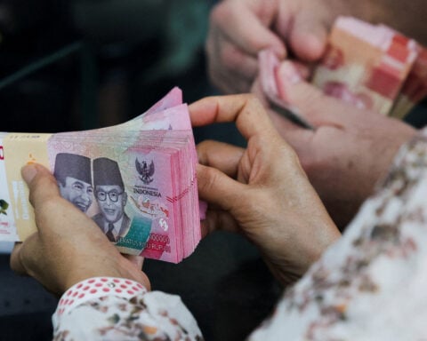 Rupiah set for biggest weekly fall since May as higher US yields, stronger dollar bite