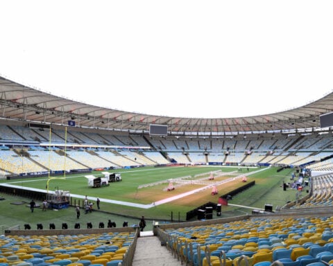 NFLPA says experts are monitoring Maracana Stadium turf ahead of Cowboys-Ravens in Brazil