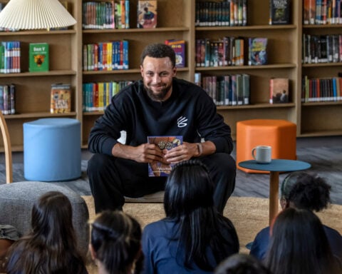 Stephen Curry and Warriors agree to 2-year contract extension worth $116 million, AP source says
