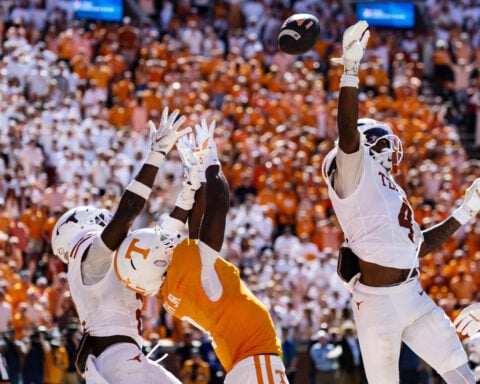 Colin Simmons ties program-record with 5 sacks as No. 1 Texas beats No. 14 Tennessee 20-17