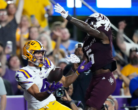 Leavitt's accuracy and Kiffin's 4th-down call ignite No. 10 LSU in a 35-6 win over No. 23 Texas A&M