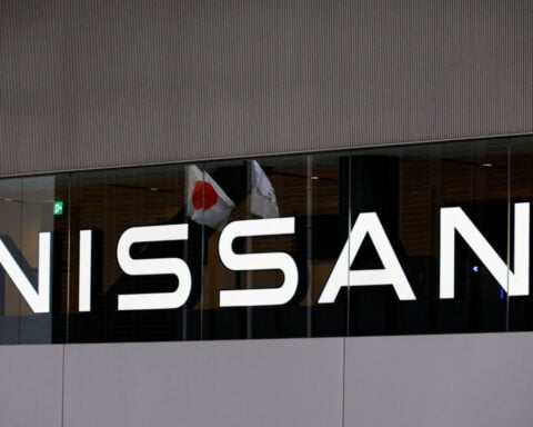 Nissan to launch hybrid Rogue in US in November, Americas chairman says