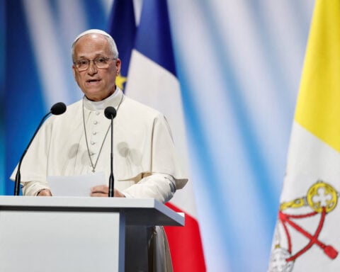 Pope urges Russia, Ukraine to sit down and discuss how to end war