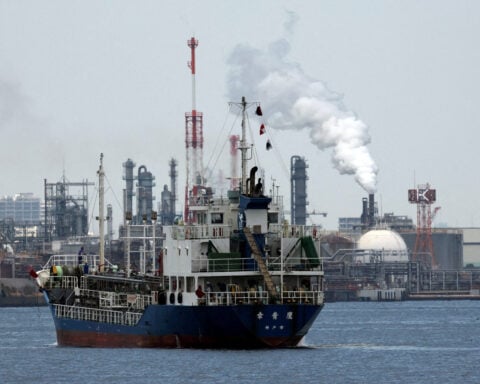 Oil prices settle down 2.5% on signs Middle East exports recovering