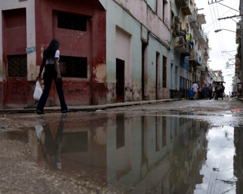 Viruses run rampant across Havana as water, power fails