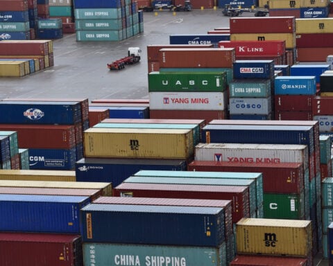 UK factories report growing inflation pressures, PMI shows