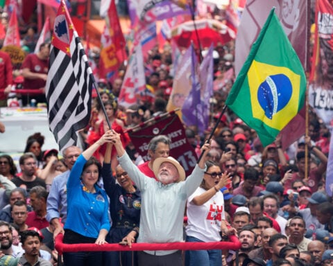 Brazil's Lula and Flávio Bolsonaro campaign in powerhouse state ahead of Sunday's presidential vote