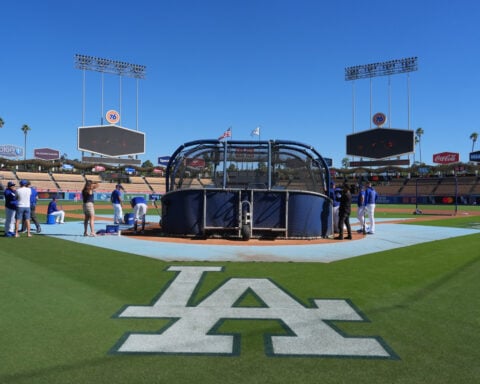 Blazing triple-digit heat bears down on Braves-Dodgers NLDS opener in Los Angeles