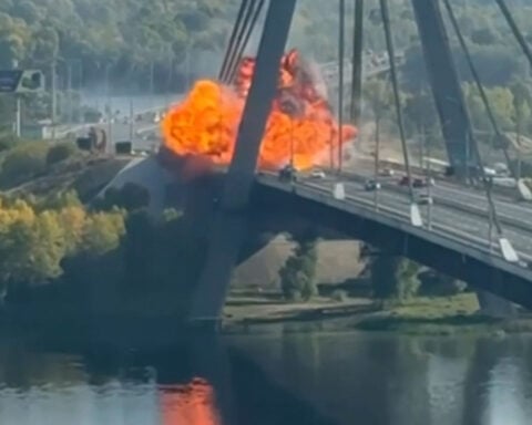 Russian drone slams into Kyiv bridge in escalating campaign as Germany’s chancellor arrives to airsirens and explosions