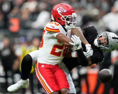 Chiefs beat the Raiders 30-27 to move to 4-0 behind Patrick Mahomes and Kenneth Walker III