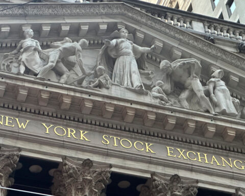 US stocks rise to the edge of an all-time high