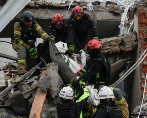 Russian attack kills 6 in Ukraine's Kharkiv, shatters residences