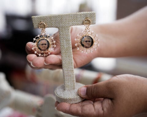 Peru prison inmates sew 'pope dolls' ahead of pontiff's visit