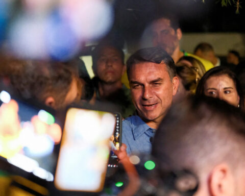 Bolsonaro wins endorsements from right-wing rivals for Brazil election runoff