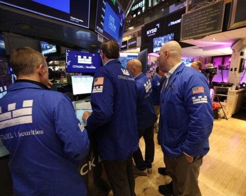 US stocks hit record high, shrugging off bond market turmoil