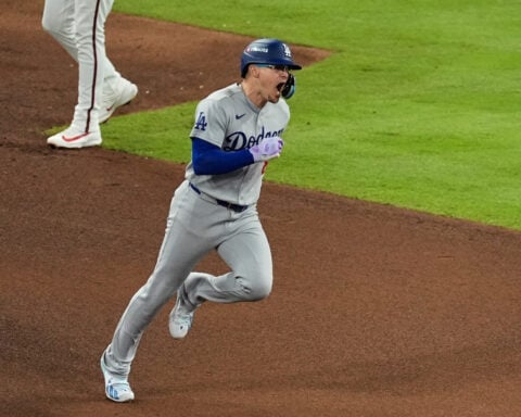 Kiké Hernández continues clutch postseason hitting for Dodgers with a 2-run homer off Chris Sale