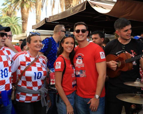 US newlyweds tour Croatia after fans photobomb their wedding shoot