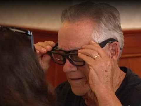Veterans in Des Moines receive AI glasses to improve daily life