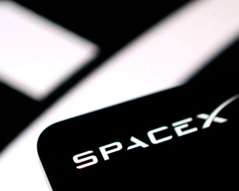 What is the low-band spectrum that SpaceX acquired for Starlink Mobile