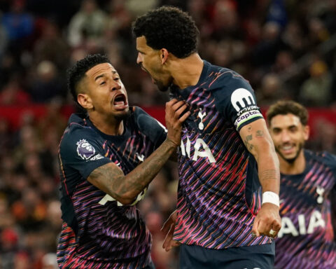 Guimarães stunner seals comeback win for Arsenal over Leeds, 10-man Spurs draw at United