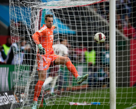 8 seconds: Augsburg scores fastest Bundesliga goal after Manuel Neuer blunder