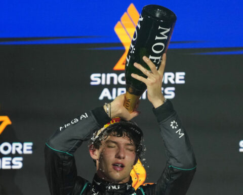 Max Verstappen wins Singapore Grand Prix as Kimi Antonelli closes in on F1 title